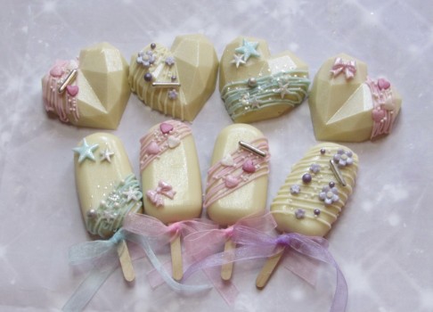 Cakesicles for wedding favours